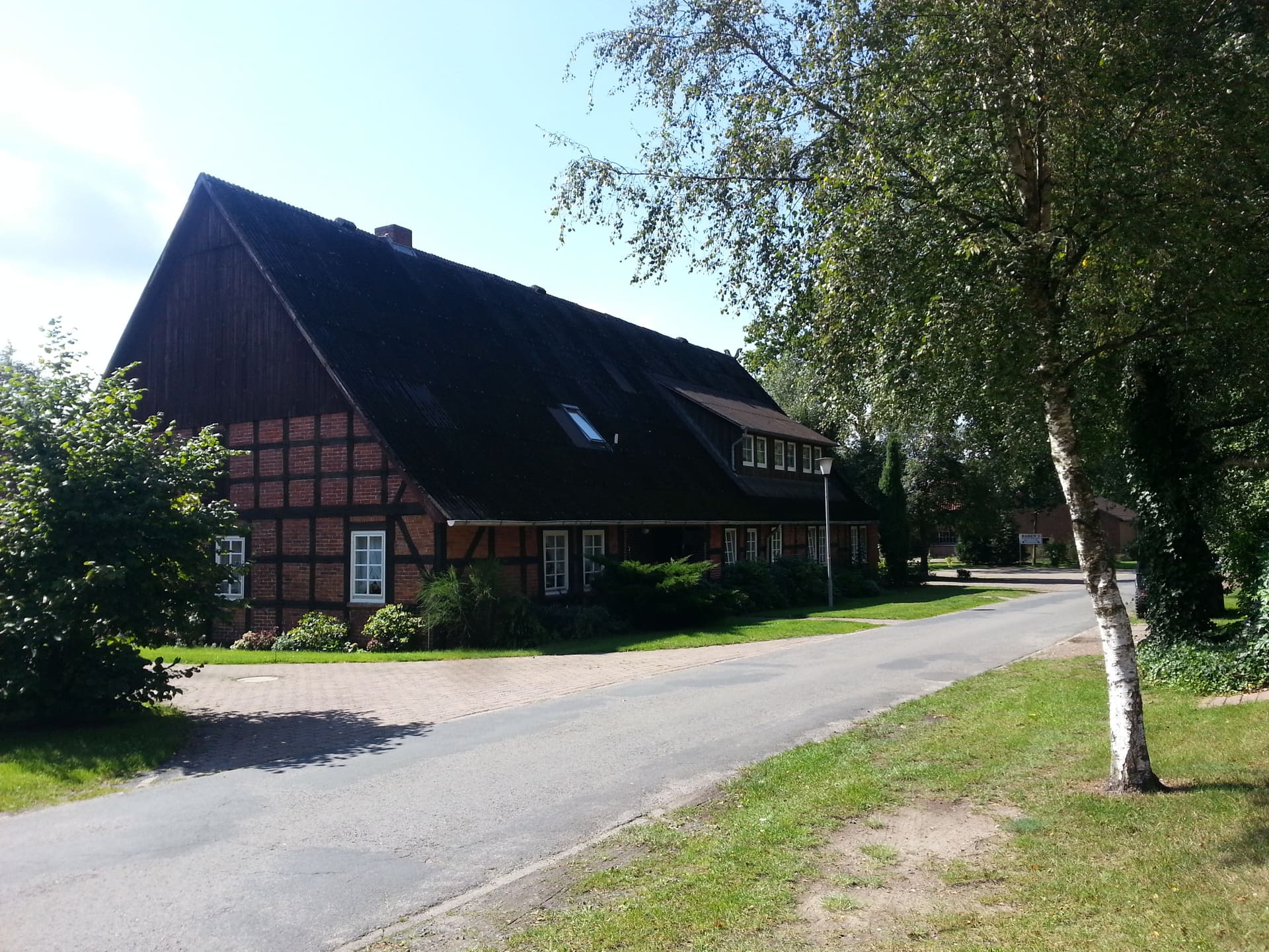 Altes Fachwerk-Wohnhaus mit rotem Klinker